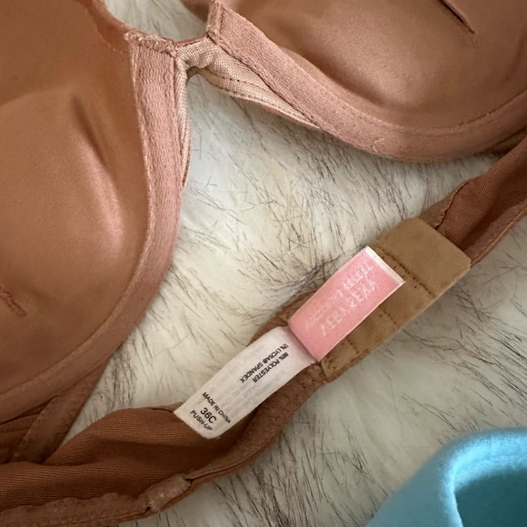 Four Victoria’s Secret Bras-Size 36C - Picture 12 of 15